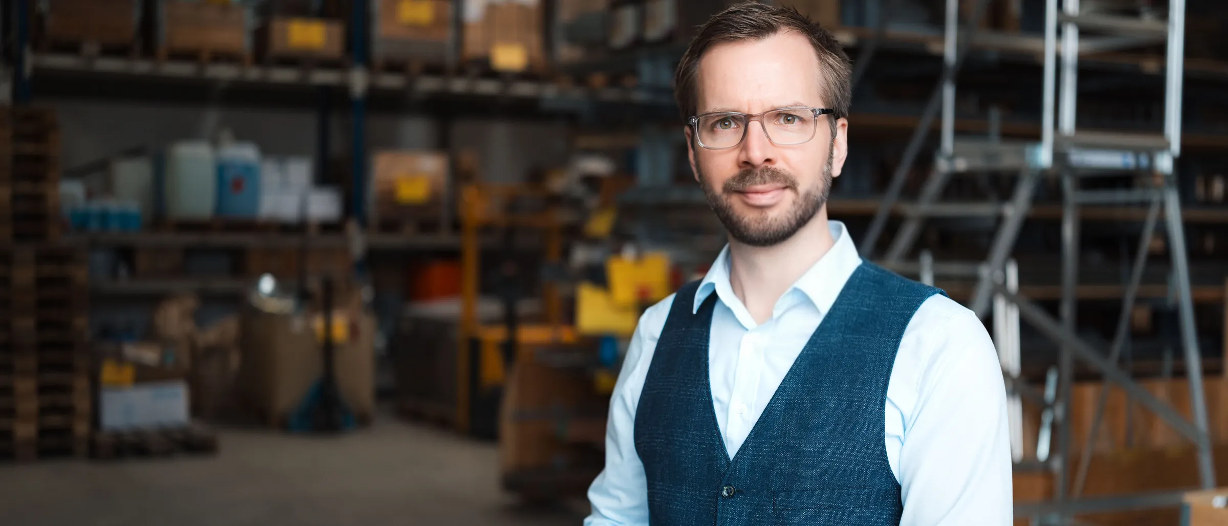 David Flügger in einer Werkhalle
